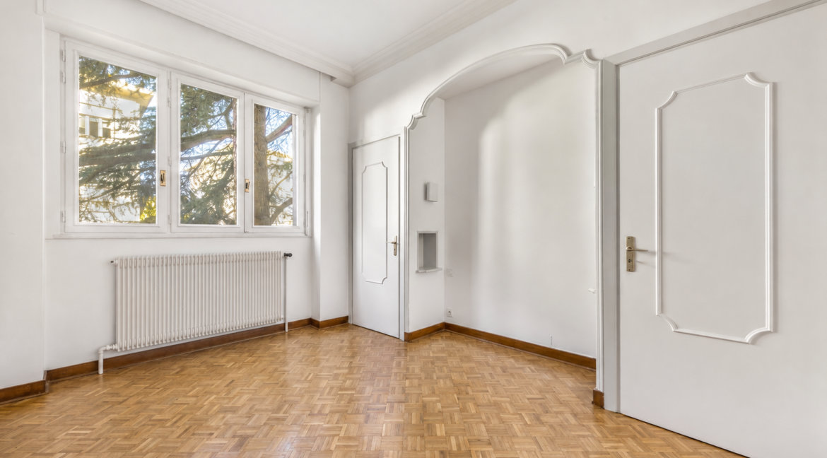 Intérieur lumineux aux boiseries classiques