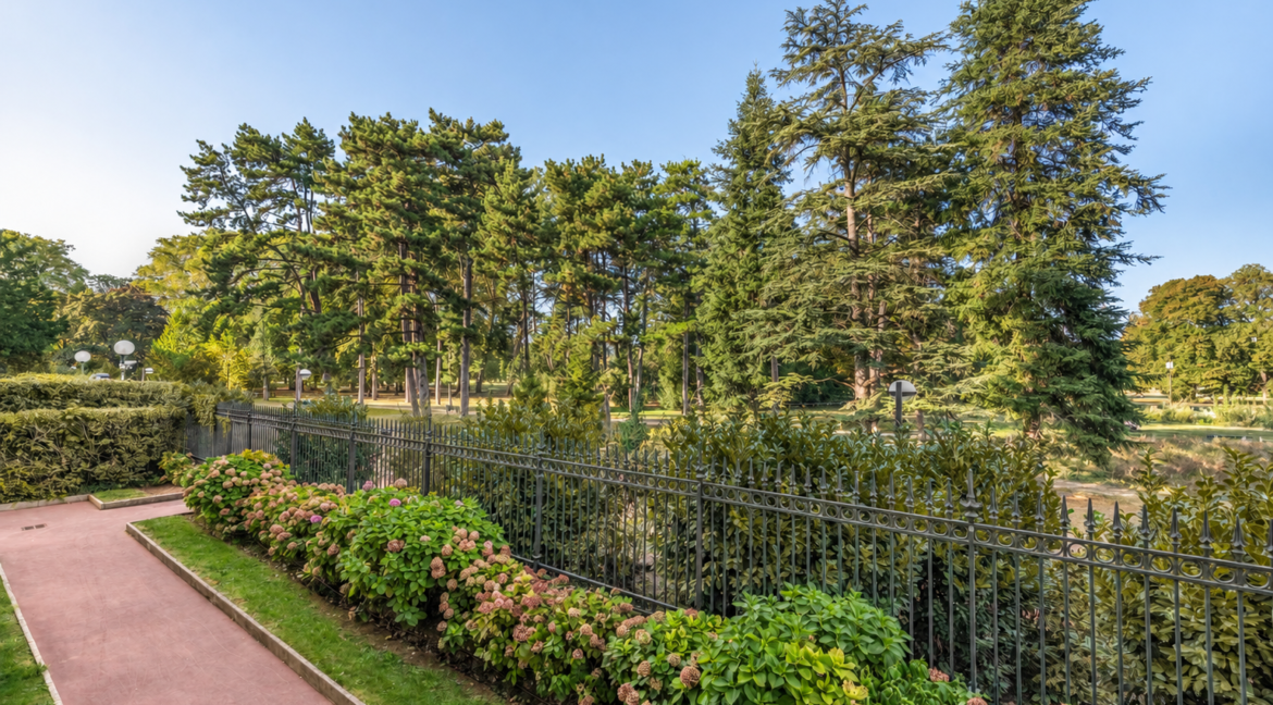 Jardin paysager aux hortensias fleuris