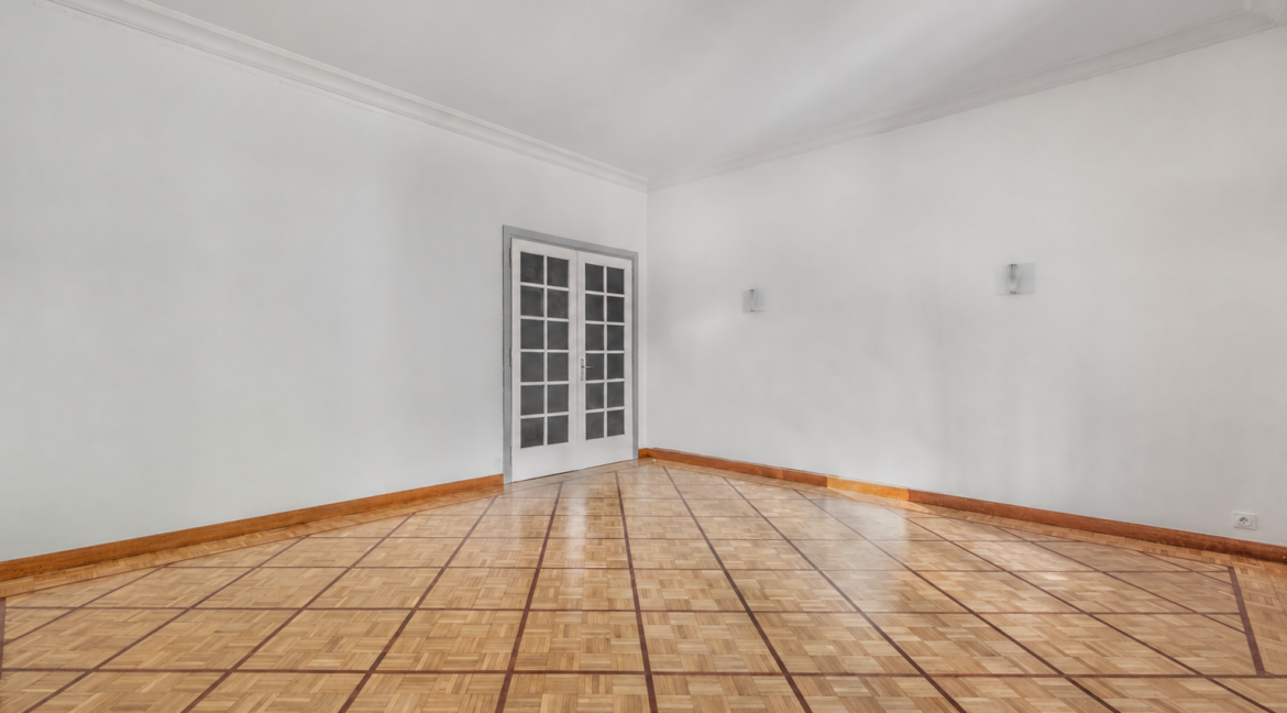 Pièce vide au parquet élégant